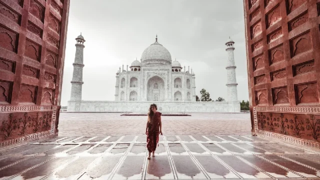 una turista ad Agra, citta indiane