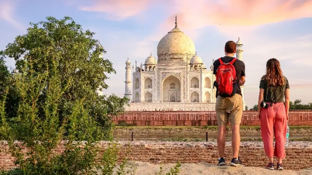 una coppia di turisti in india, consigli per viaggio in india