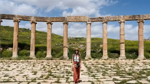 una turista a jerash, jerash Giordania