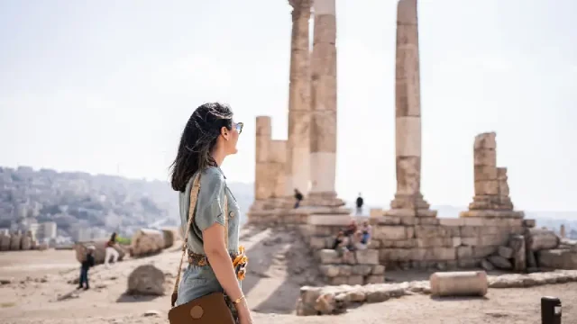 una donna davanti la cittadella di amman , cittadella di amman 