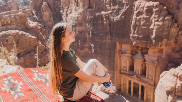 una turista a petra , siq di petra
