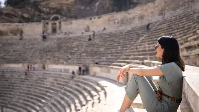 una donna nel teatro romano ad amman , teatro romano di amman