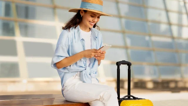 una donna all'aeroporto, visto turistico india