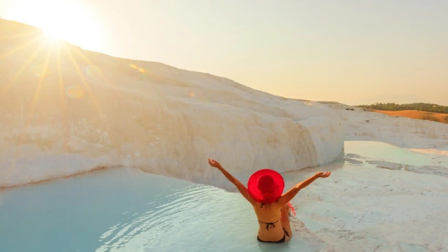 una turista a pamukkale in turchia , pamukkale turchia