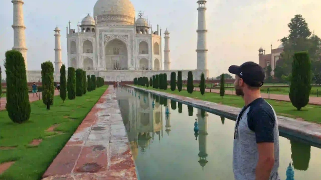 un turista davanti il taj mahal in india , cosa vedere in india del nord