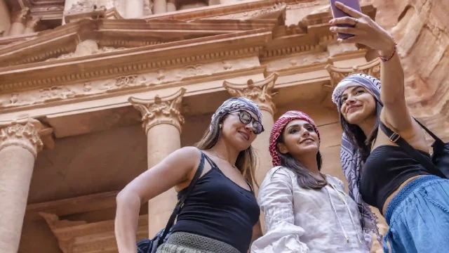 un gruppo di tursiti a petra , giordania a dicembre