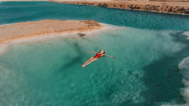 Una donna sull'acqua dell'Oasi di Siwa, le Oasi di Siwa