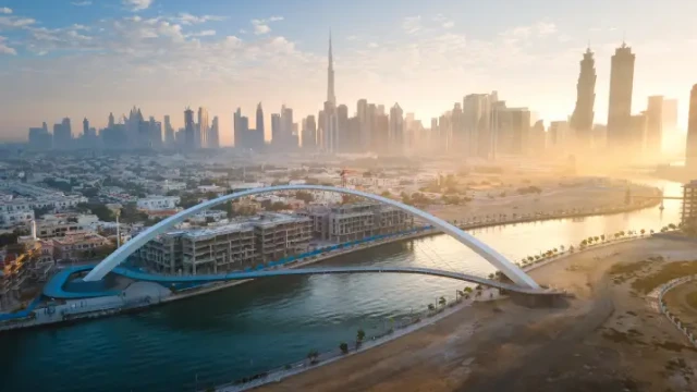 Skyline aereo del centro di Dubai con moderni grattacieli che si ergono sopra il ponte della tolleranza nel canale d'acqua di Dubai, Città di Dubai