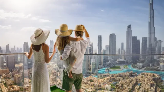Una famiglia in vacanza in città si gode la vista sullo skyline di Dubai, Cose da fare a Dubai