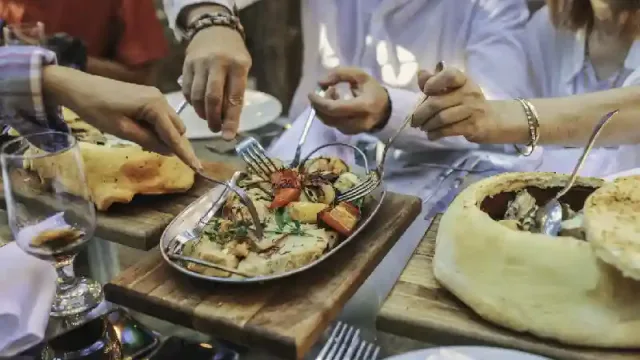 Una coppie che mangiano all'aperto in marocco, cosa mangiare in Marocco