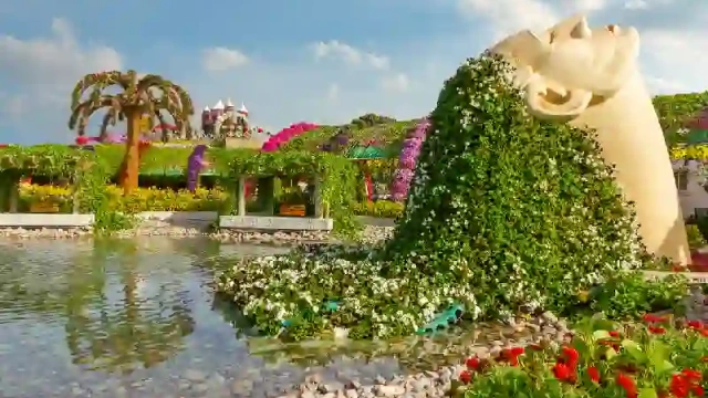 Testa femminile decorata con fiori nel giardino dei miracoli di Dubai, giardino dei miracoli dubai