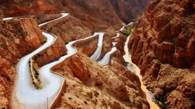 Vista dall'alto della strada tortuosa, skoura marocco