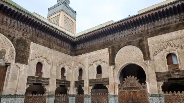 Cortile principale e minareto della Medersa Bou Inania a Fez, Meknes Cosa Vedere