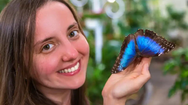 Donna e farfalla, giardino delle farfalle dubai