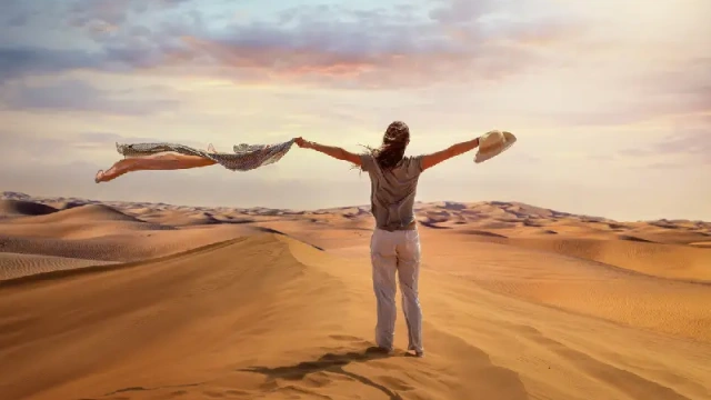 donna turista in piedi nel deserto rosso di Dubai, deserto dubai