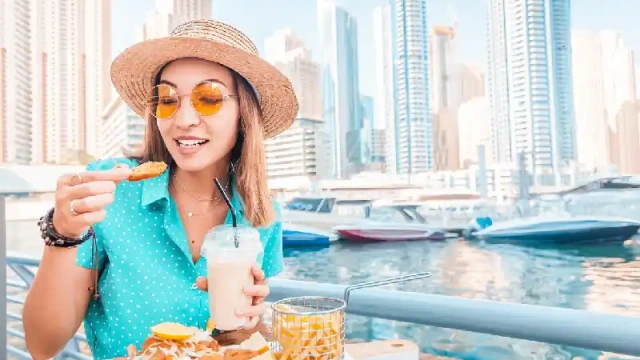 una donna asiatica mangia a Dubai, dove mangiare dubai