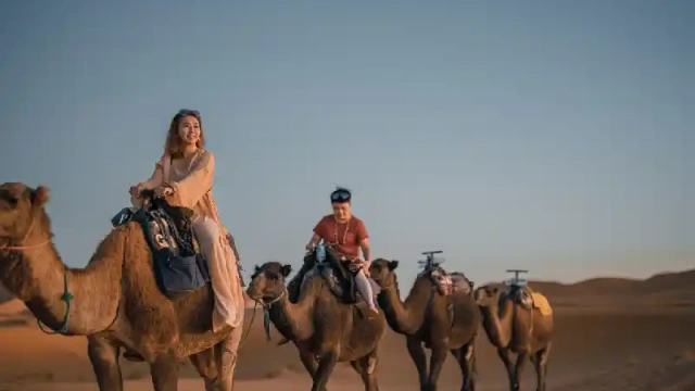 un gruppo nel deserto di Wahiba Sands, il deserto di Wahiba Sands