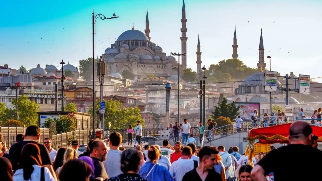 Panorama di Istanbul con imbarcazioni e la moschea blu sullo sfondo