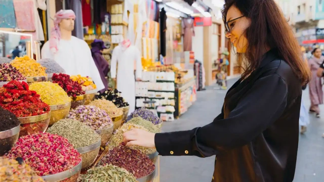una turista a souk delle spezie a Dubai , souvenir di Dubai