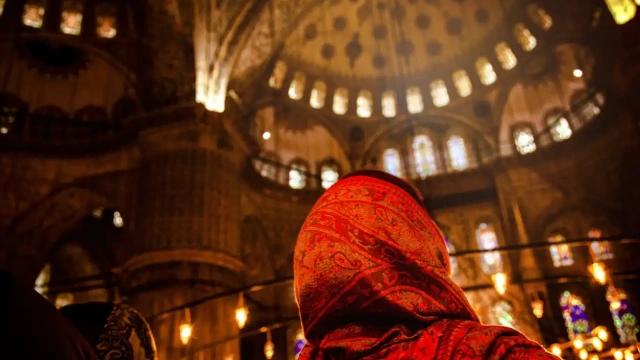 una donna in una moschea ad istanbul, moschee di istanbul