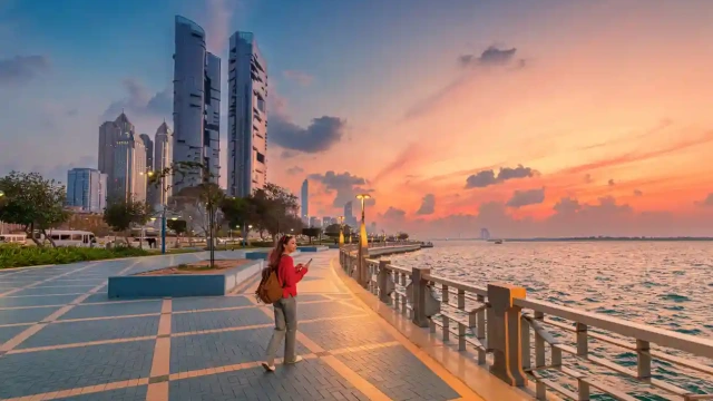 una turista a cornich abu dhabi , cosa fare ad Abu Dhabi 