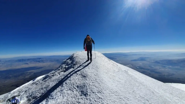 una turista sul cima del monte ararat , monte ararat