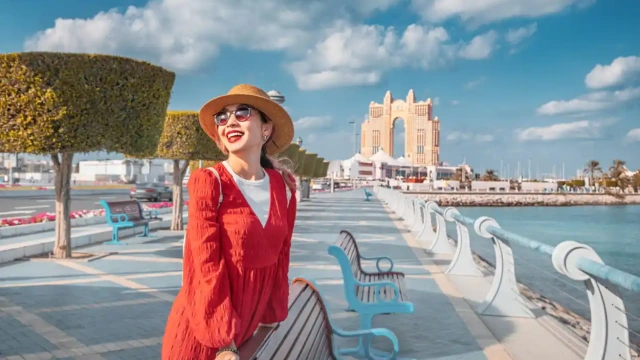 una turista a dubai cornich, Dubai o Abu Dhabi
