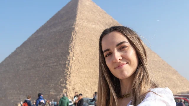 una ragazza con le piramidi