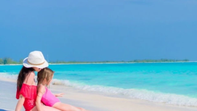 Madre e figlia si godono una giornata in spiaggia a Marsa Matrouh.