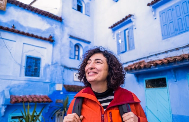 una turista a chefchaouen , pacchetto viaggio marocco