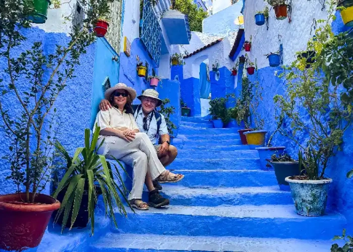 una coppia a Chefchaouen marocco, tour marocco chefchaouen