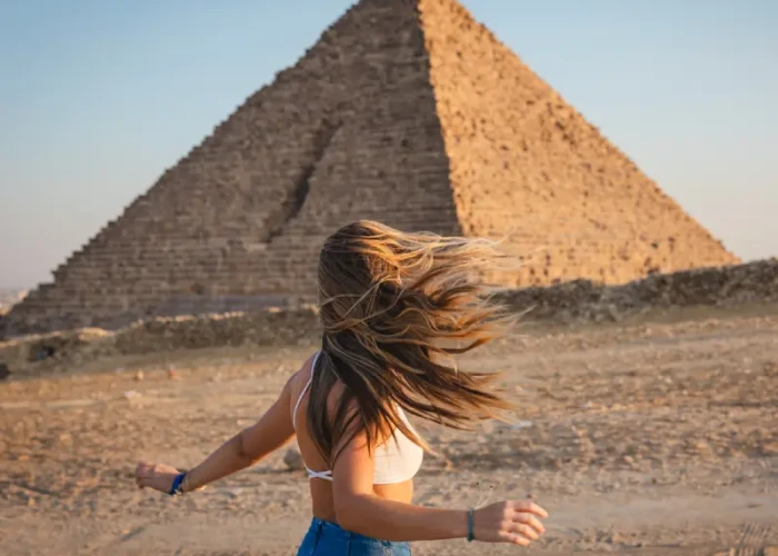 una donna davanti alle piramidi, viaggio al cairo 