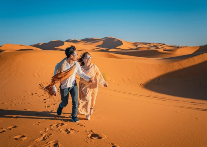 una coppia al deserto di agafay, offerte viaggio marrakech