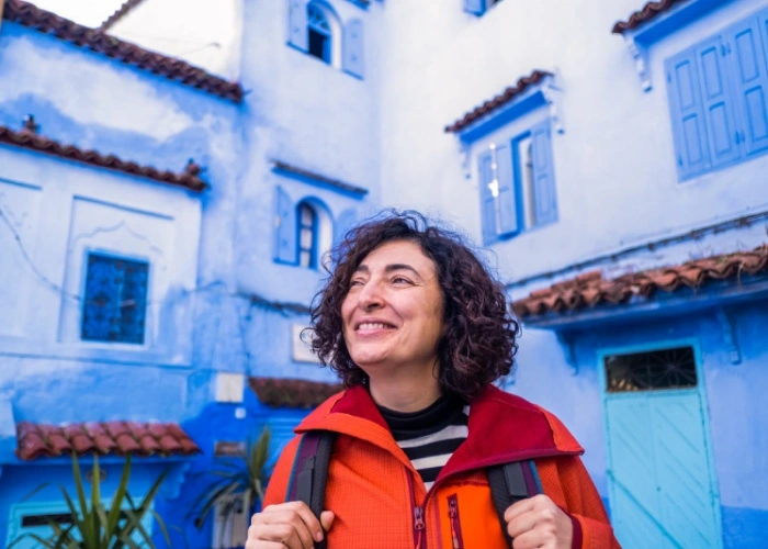 una turista a chefchaouen , pacchetto viaggio marocco