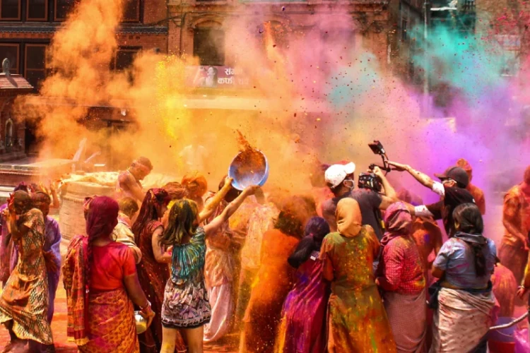 Festival Holi dos cores, Férias na Índia