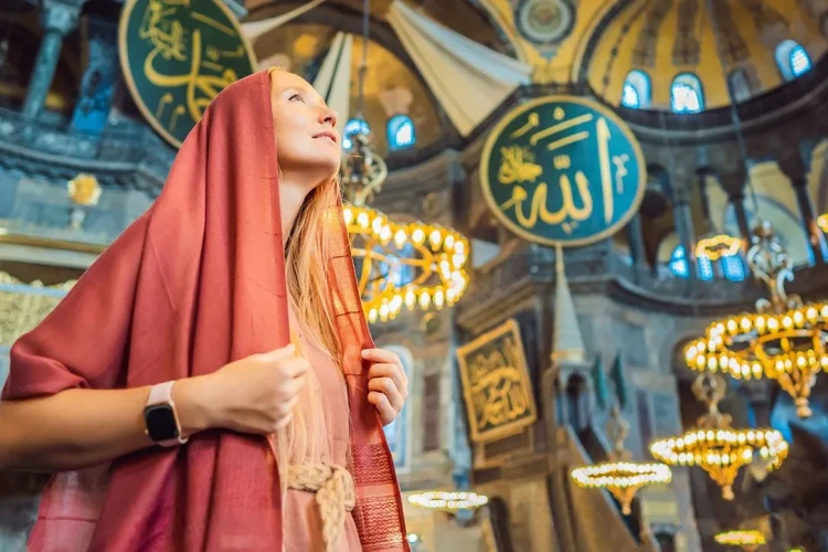Tourista dentro de la Mezquita Azul de Estambul