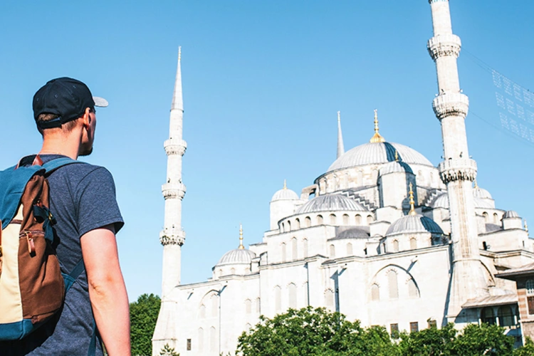 Un tourista en la Mezquita Azul