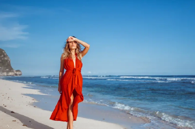 donna sulla spiaggia, tour egitto piramidi e mare