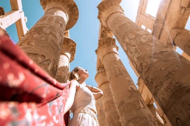 viaggio in egitto piramidi, una donna a luxor