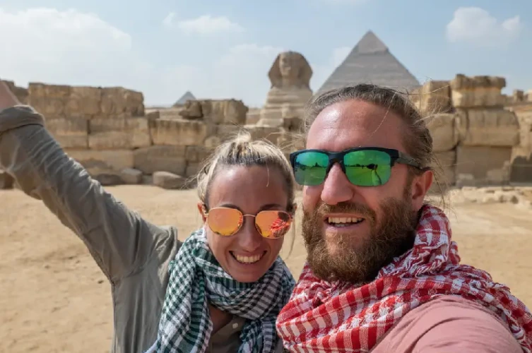uomo e donna alle piramidi,  escursioni porti da alessandria a giza