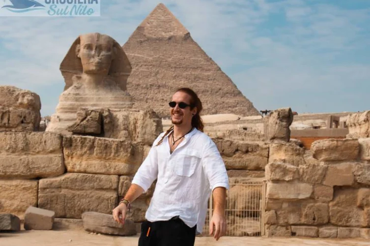 Uomo nelle Piramidi, egitto pasqua 2026