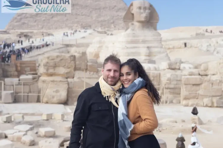 Donna e uomo alle piramidi, vacanze in egitto ad agosto