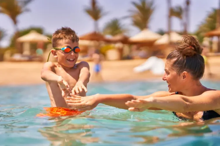 Madre e Figlio a Hurghda, vacanze estive egitto