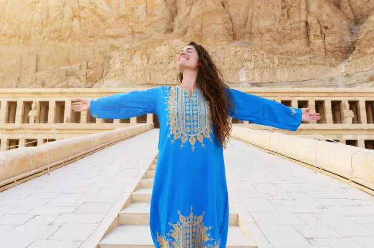 Donna nel tempio di Hatshepsut, crociera nilo e cairo