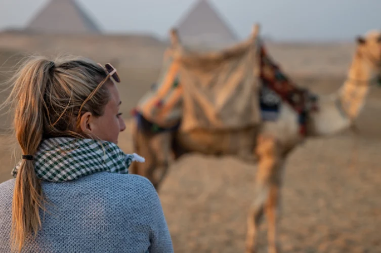 Turista disfrutando de un recorrido por las pirámides de Giza en Egipto.