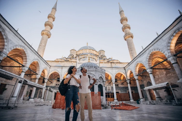 Una joven pareja junto a la Mezquita Azul en Estambul, Turquía.
