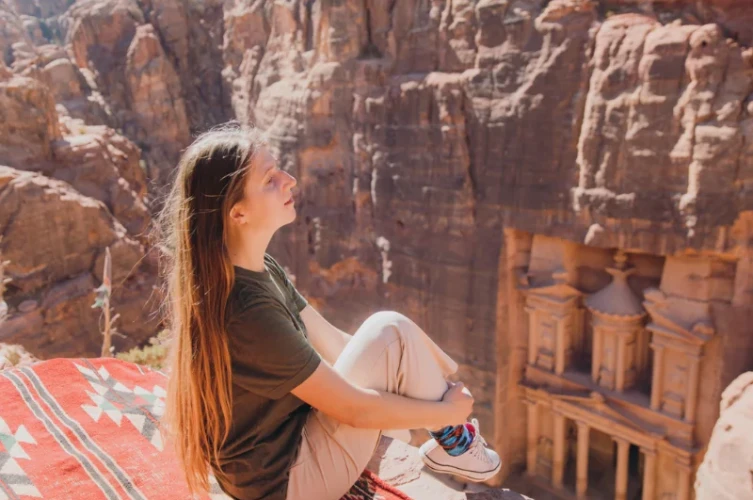 una donna a petra, tour egitto e petra
