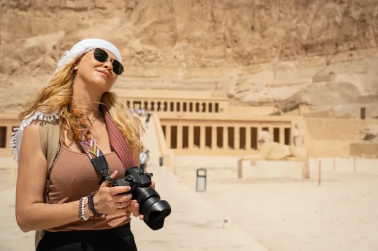 Una donna nrl Tempio di Hatshepsut, offerte egitto