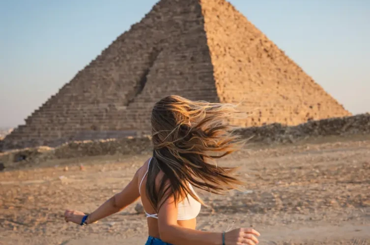 una donna davanti alle piramidi, viaggio al cairo