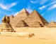 La Esfinge junto a las pirámides de Giza en el desierto de Egipto